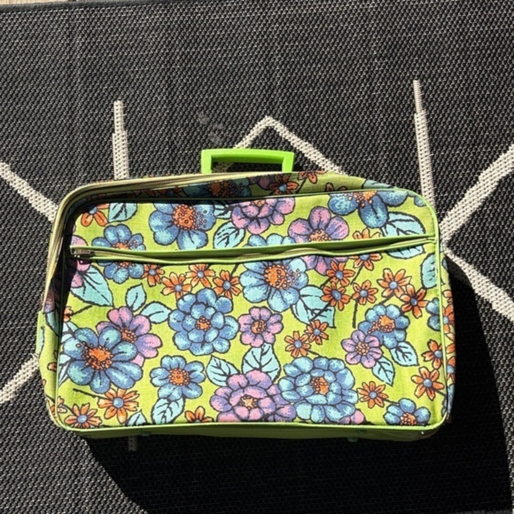 VINTAGE 1960s luggage - excellent condition/ flower print